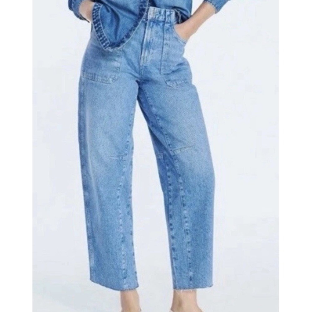 Free Assembly Barrel Jeans Women 10 Light Wash High Rise Cropped Relaxed Raw Hem